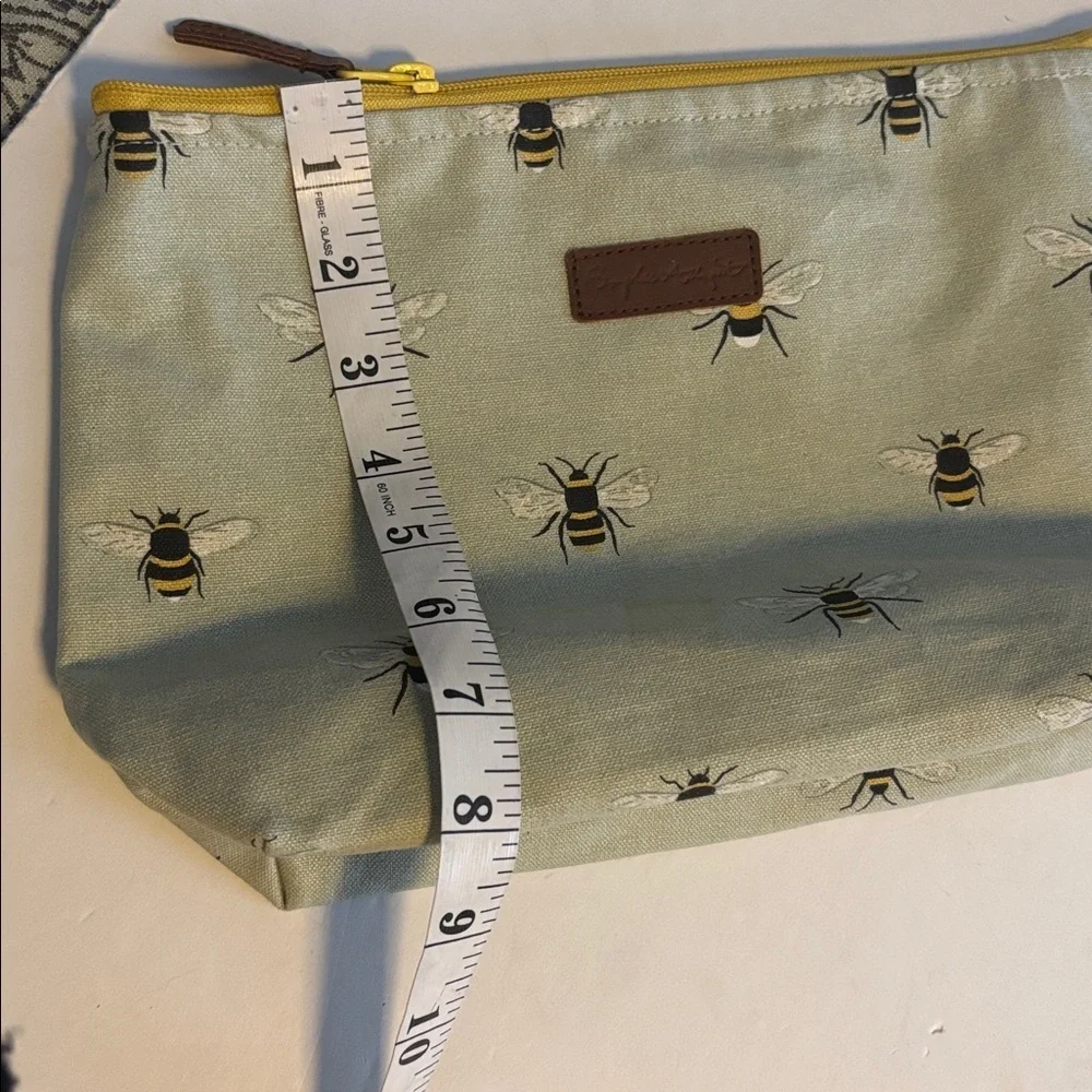 SOPHIA ALLPORT..LIGHT GREEN BUMBLE BEE CLUTCH/COSMETICS BAG/ANYTHING BAG